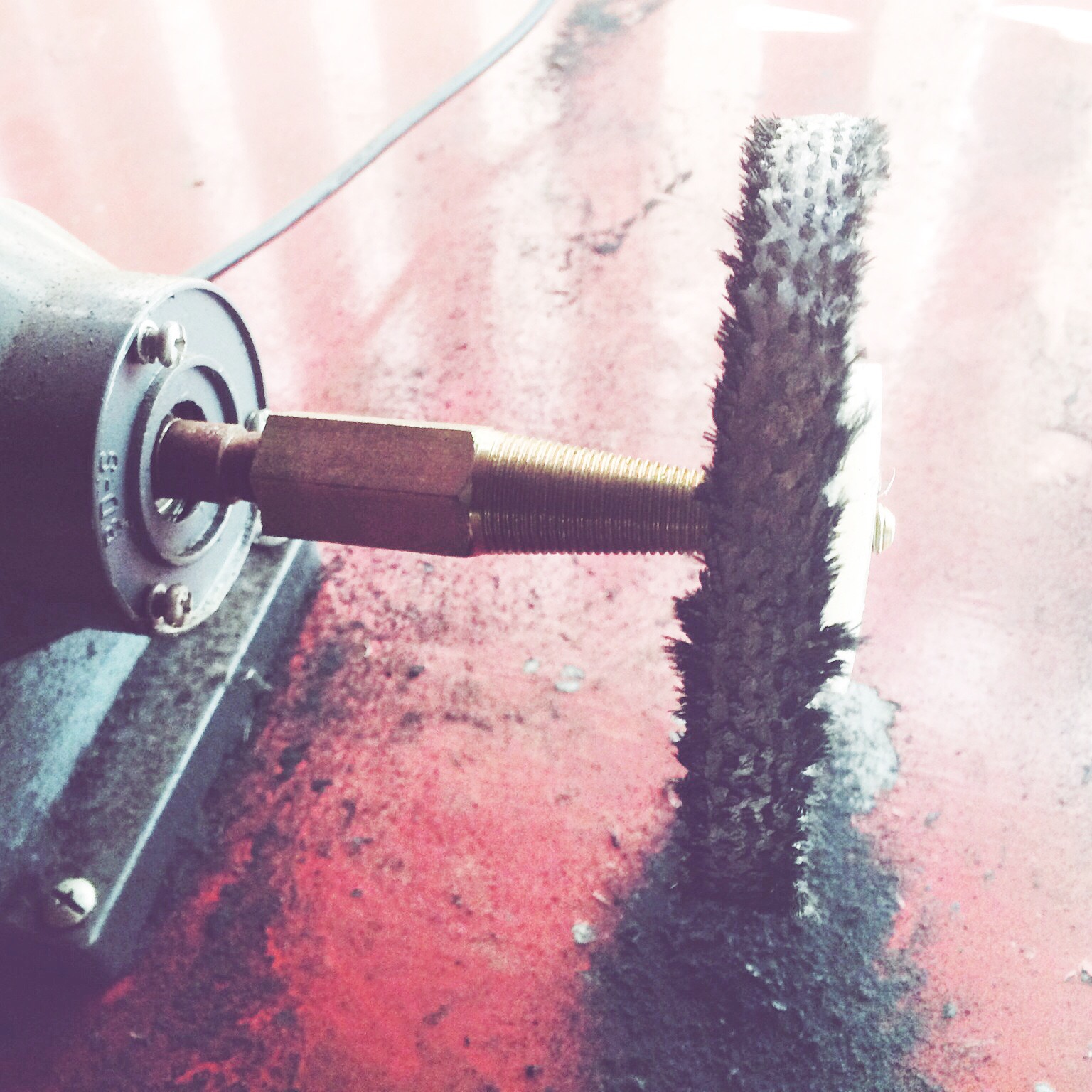 Bench grinder with sisal polishing wheel